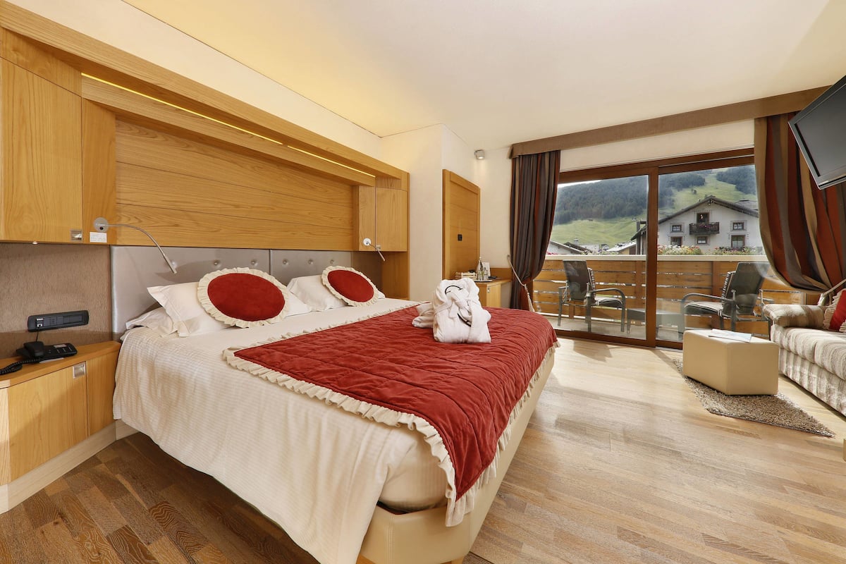 Junior Suite, Terrace | 1 bedroom, minibar, in-room safe, desk