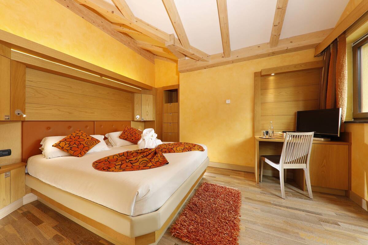 Junior Suite, Terrace, Mountainside | Minibar, in-room safe, desk, soundproofing