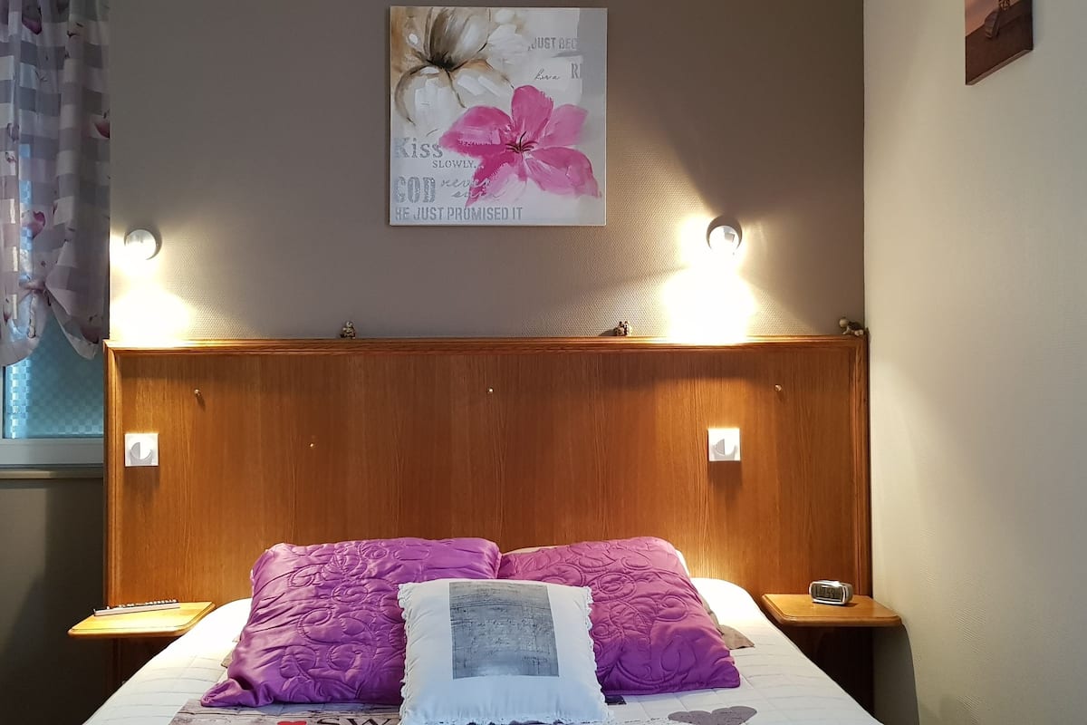 comfort room, 1 double bed, non smoking, private bathroom | premium bedding, individually decorated, individually furnished, desk