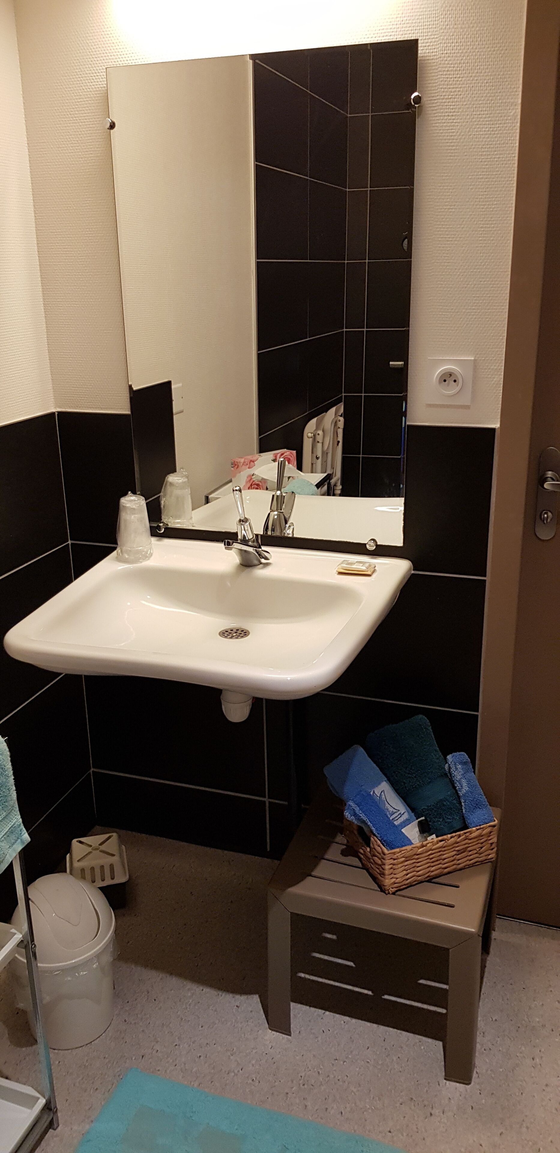 classic room, 1 double bed, non smoking | premium bedding, individually decorated, individually furnished, desk