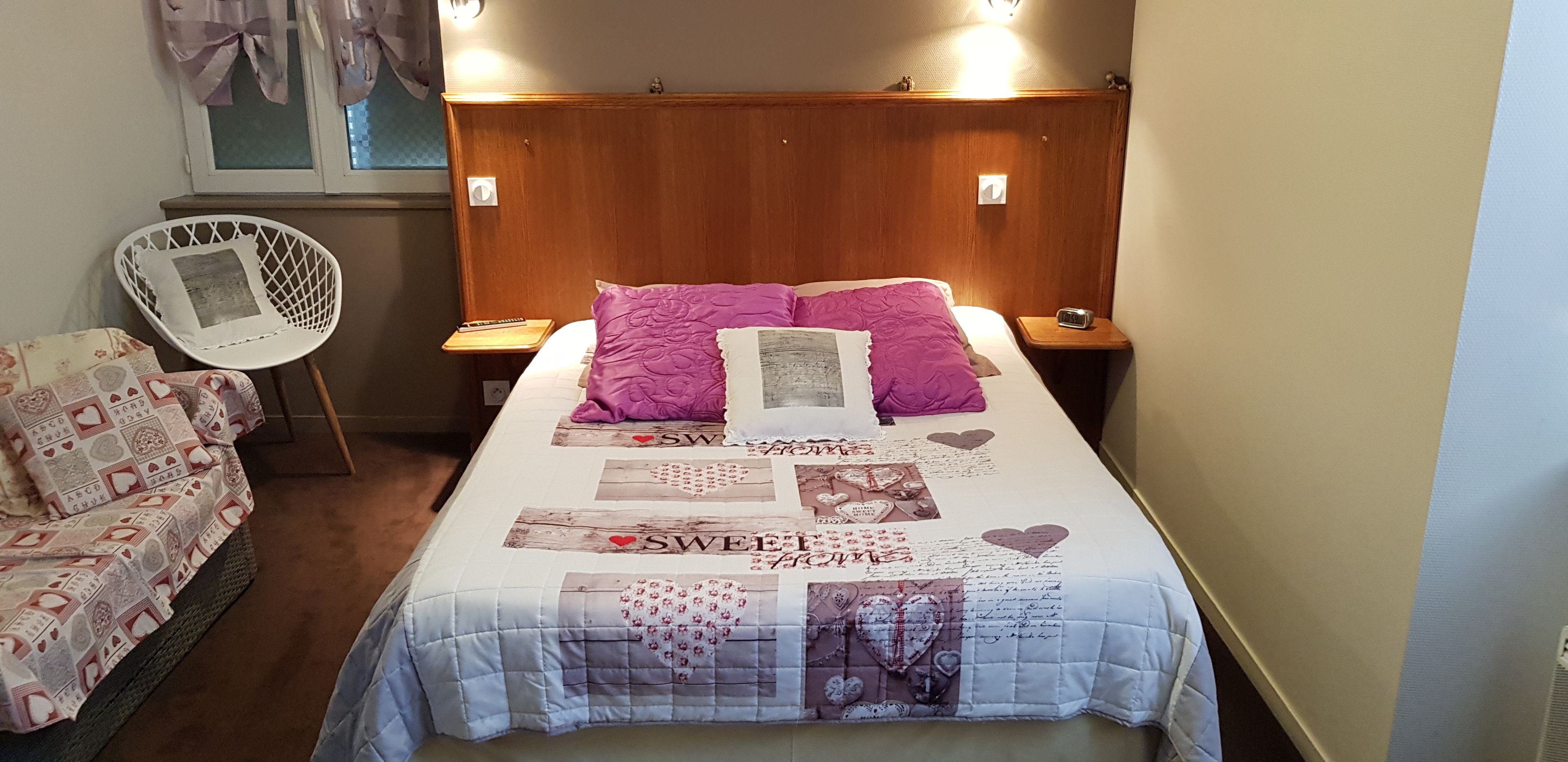 comfort room, 1 double bed, non smoking, private bathroom | premium bedding, individually decorated, individually furnished, desk