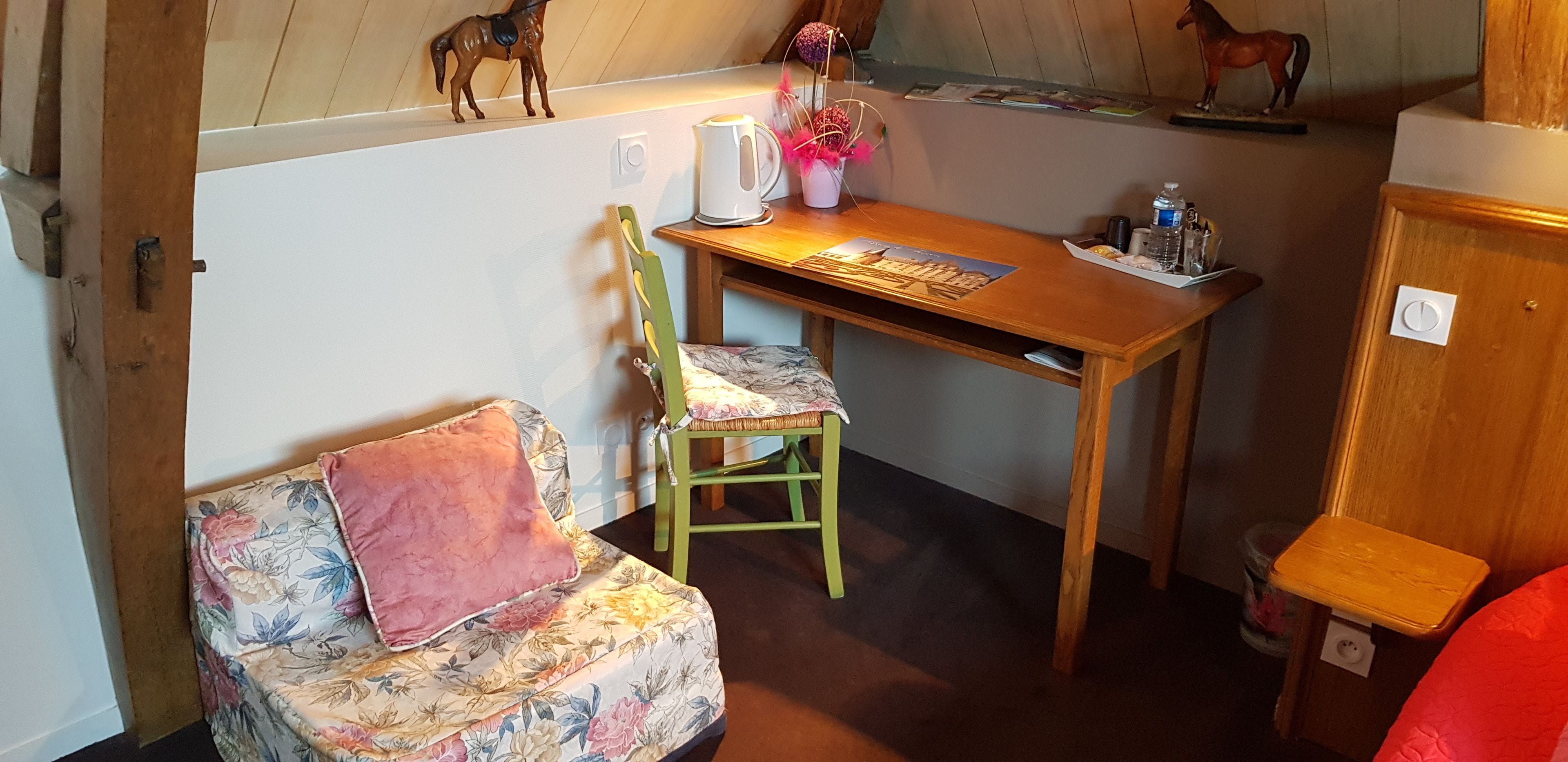 deluxe room, non smoking | premium bedding, individually decorated, individually furnished, desk