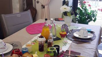 Desayuno continental diario (EUR 8.50 por persona)