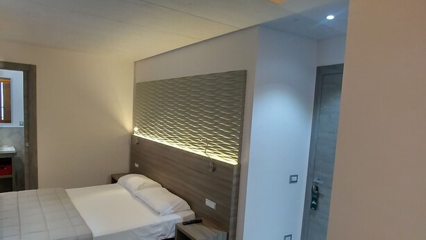 Artículos del minibar gratis y caja de seguridad en la habitación