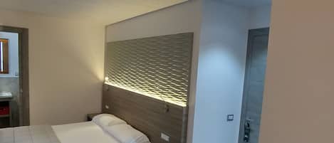 Artículos del minibar gratis y caja de seguridad en la habitación