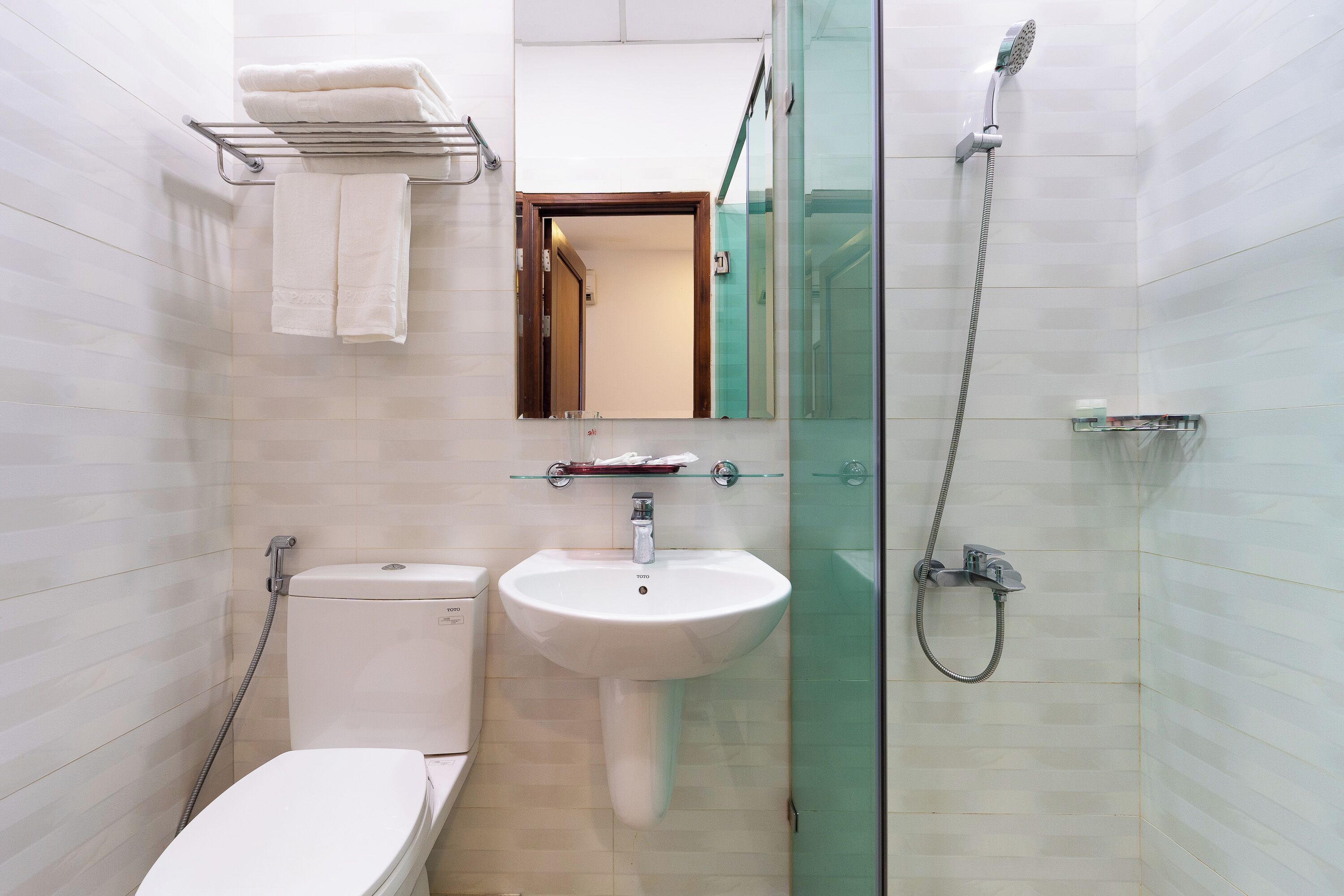 Ein modernes Badezimmer mit Toilette, Waschbecken und einer Duschkabine.