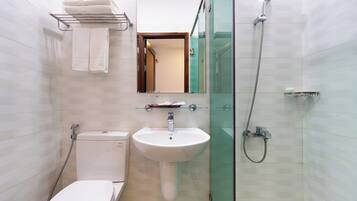 Ein modernes Badezimmer mit Toilette, Waschbecken und einer Duschkabine.