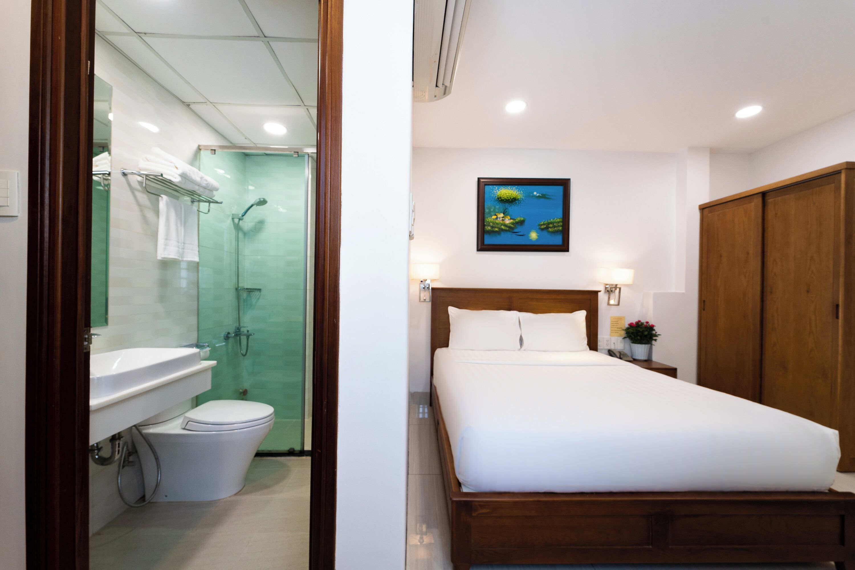 deluxe double room, 1 queen bed, city view | 1 bedroom, premium bedding, memory-foam beds, minibar