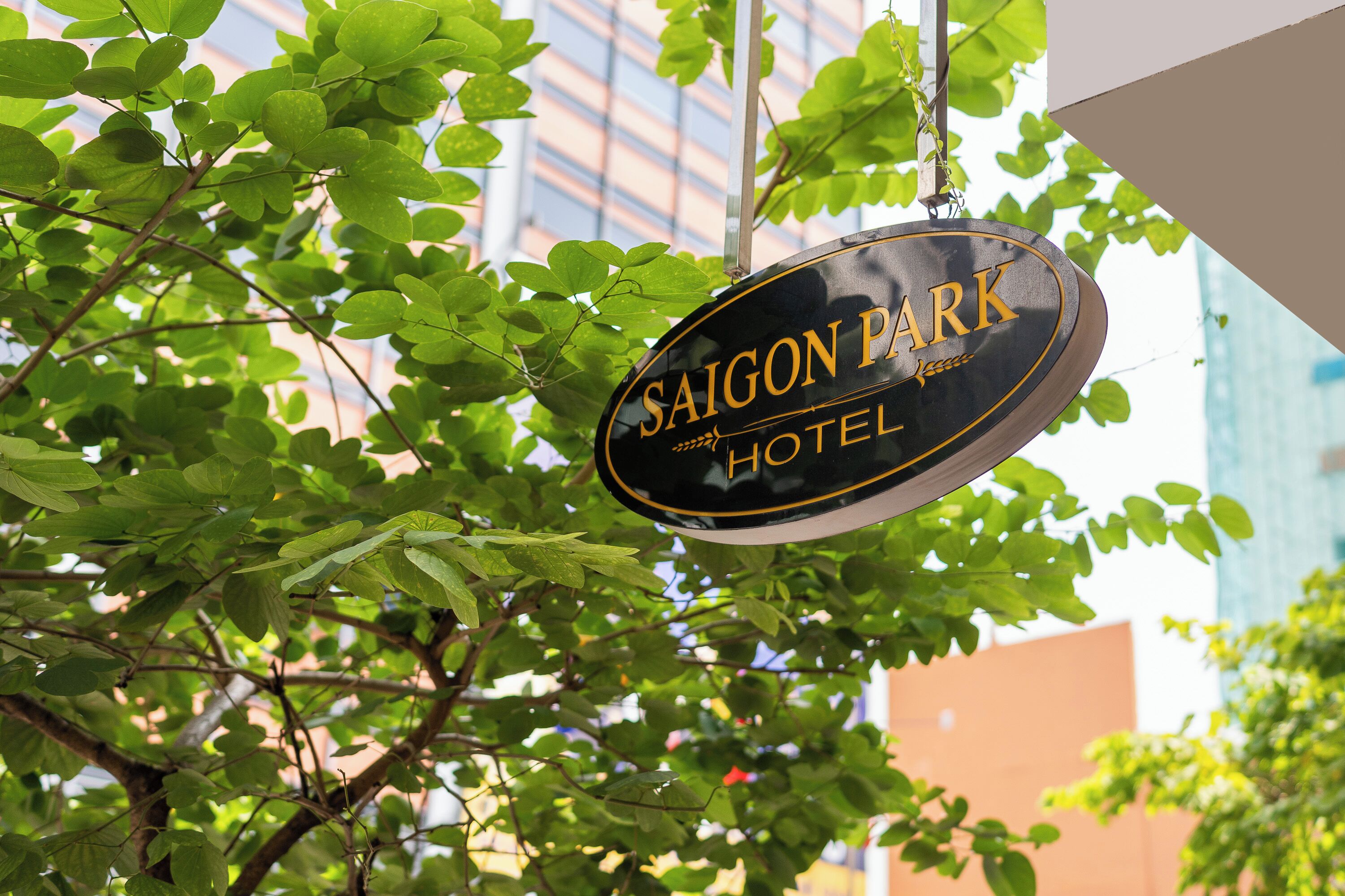 Ein hängendes Schild des Saigon Park Hotels.