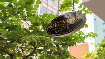 Ein hängendes Schild des Saigon Park Hotels.