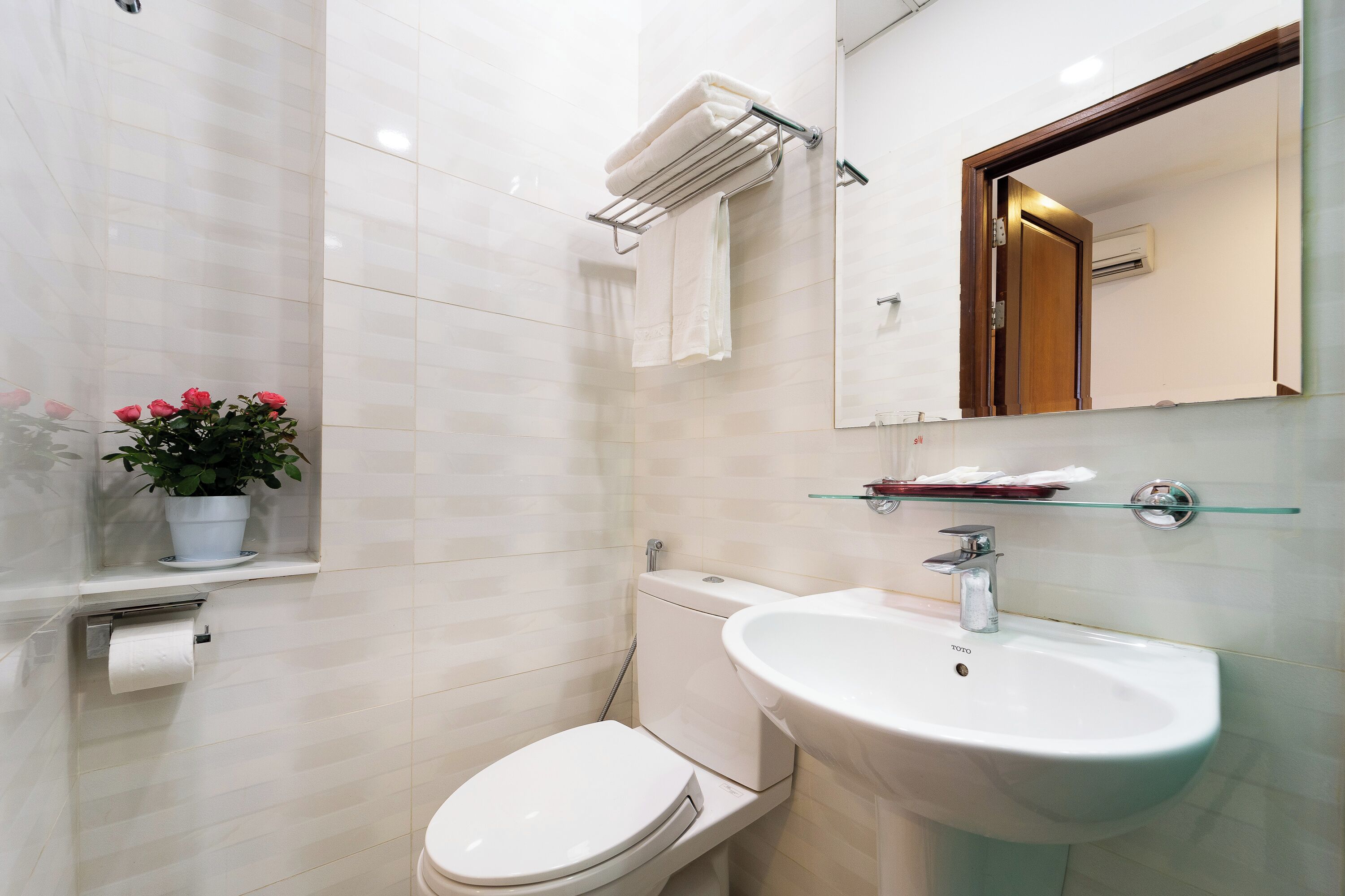 superior double room, 1 queen bed, no windows | bathroom | shower, hydromassage showerhead, designer toiletries, hair dryer