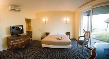 Escritorio, cortinas blackout y sistema de insonorización 