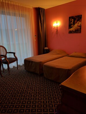 双床房 | 办公桌、遮光窗帘、隔音、熨斗/熨衣板