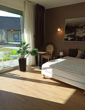 Meja kerja, tirai kedap cahaya, kedap suara, dan setrika/meja setrika