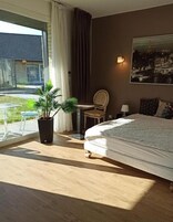 Työpöytä, pimennysverhot, äänieristys, silitysrauta/-lauta