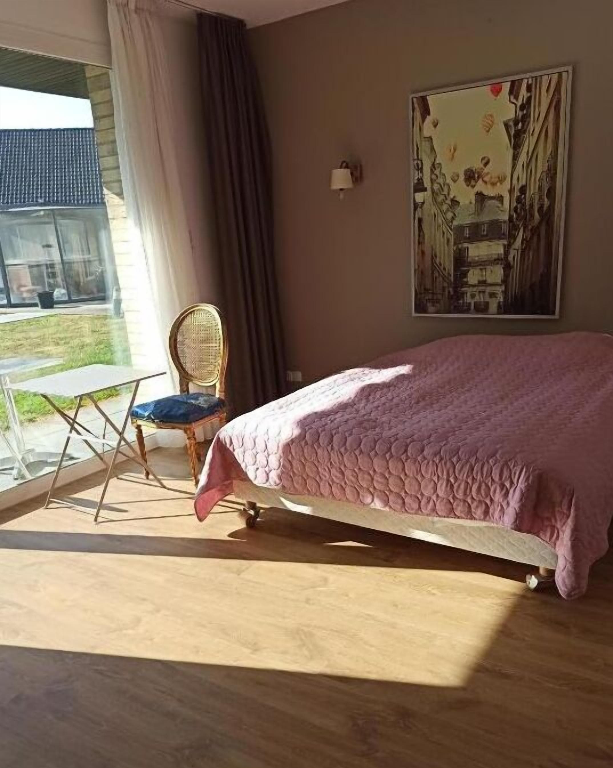 Een bureau, verduisterende gordijnen, geluiddichte muren