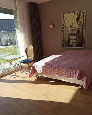 Desk, blackout curtains, soundproofing, iron/ironing board - Hôtel Fleur de Lys - Bailleul (Bailleul)