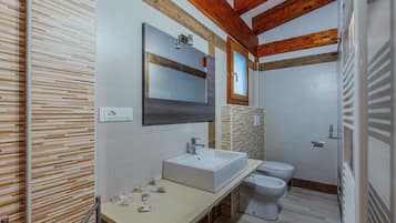 Camera familiare | Bagno | Doccia, set di cortesia gratuito, asciugacapelli, bidet