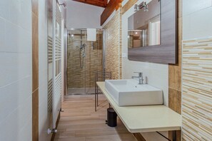 Doccia, set di cortesia gratuito, asciugacapelli, bidet