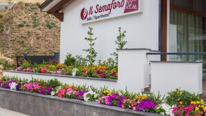 Un bâtiment sur lequel on peut lire l’inscription « Il Semaforo b&b / Sporthotel ».