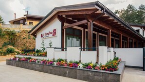 Il s'agit d'un hôtel dont l'enseigne indique « Il Semaforo Spa & Sporthotel ». Il présente un design moderne, avec une façade en bois, de grandes fenêtres et un espace d'entrée abrité.