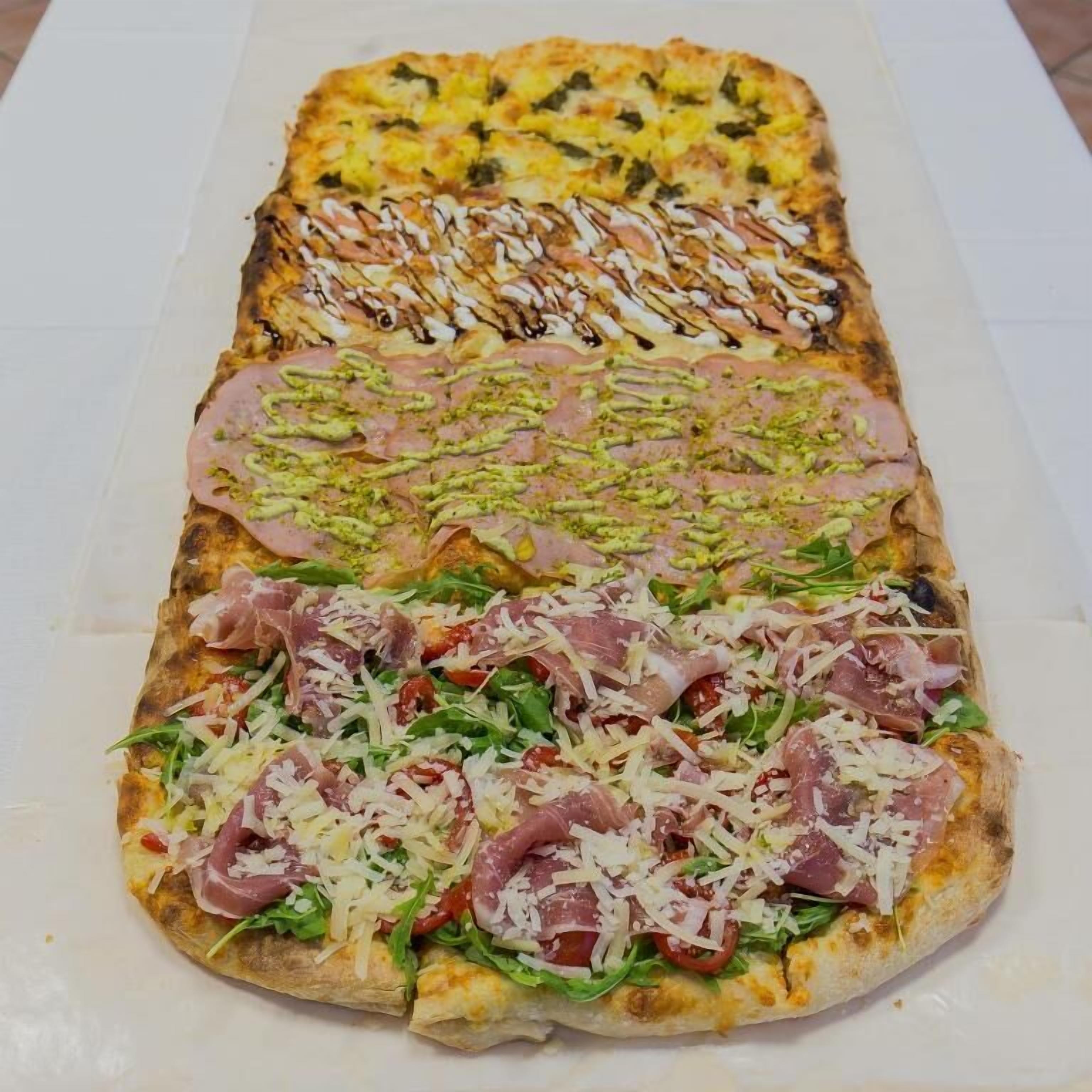 Eine große, rechteckige Pizza mit verschiedenen Belägen.