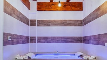 Habitación Deluxe con 1 cama matrimonial o 2 individuales, hidromasaje | Tina de hidromasaje
