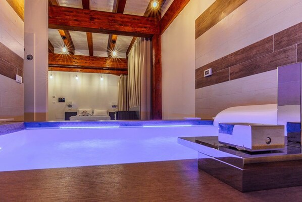 Deluxe Double or Twin Room, Jetted Tub | Jetted bathtub