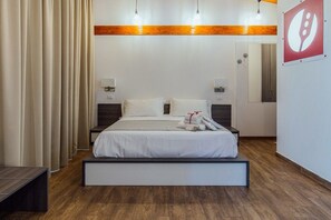 Minibar, caja de seguridad en la habitación y escritorio 