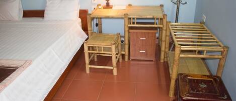 Escritorio, sistema de insonorización, camas supletorias y wifi gratis