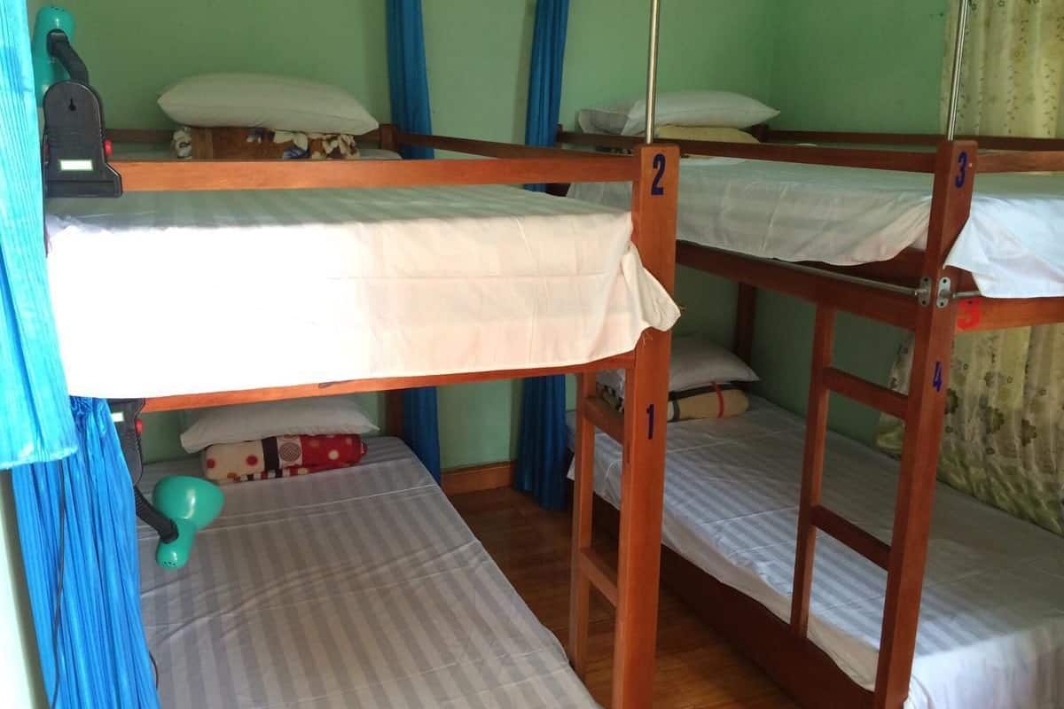 Bàn, phòng cách âm, giường gấp/giường phụ (phụ phí)