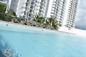 Outdoor pool - Barcelona Tower By Koox Luxury Collection (Cancun)