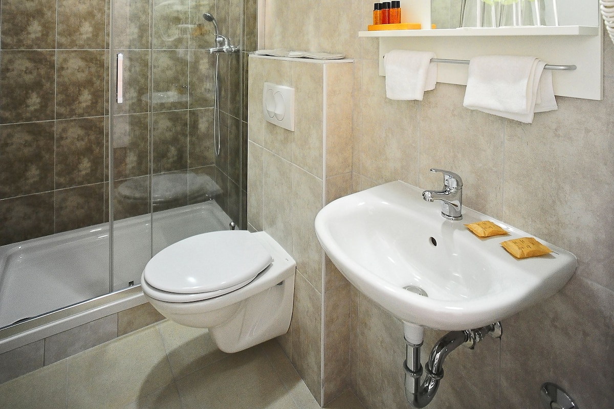 Douche, articles de toilette gratuits, sèche-cheveux, chaussons