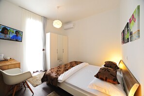 Habitación doble, balcón (5) | Escritorio, cunas (de pago), wifi gratis y ropa de cama