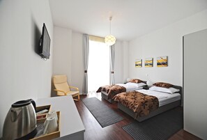 Habitación estándar con 1 cama doble o 2 individuales, balcón (3) | Escritorio, cunas (de pago), wifi gratis y ropa de cama