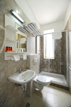 Doppelzimmer, Balkon (5) | Badezimmer | Dusche, kostenlose Toilettenartikel, Haartrockner, Hausschuhe