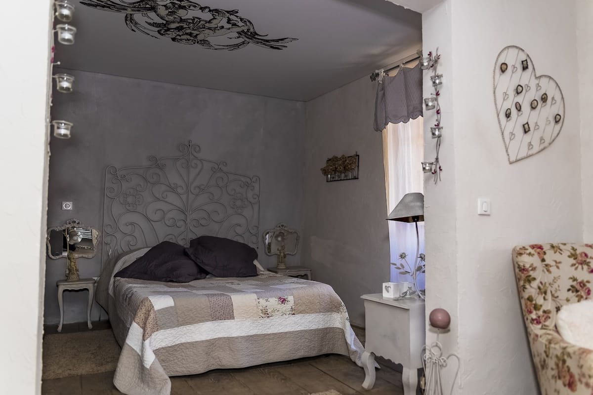 Habitación doble (Angelot) | Ropa de cama de alta calidad y caja de seguridad en la habitación