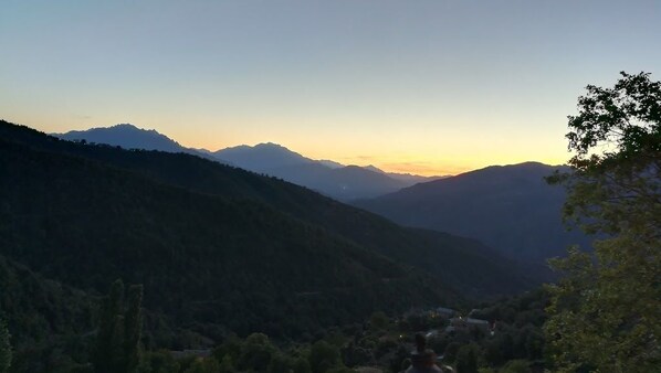 A mountainous landscape with a valley and a small settlement at the base. - Chambre D'Hôtes La Marlotte (Castello-di-Rostino)