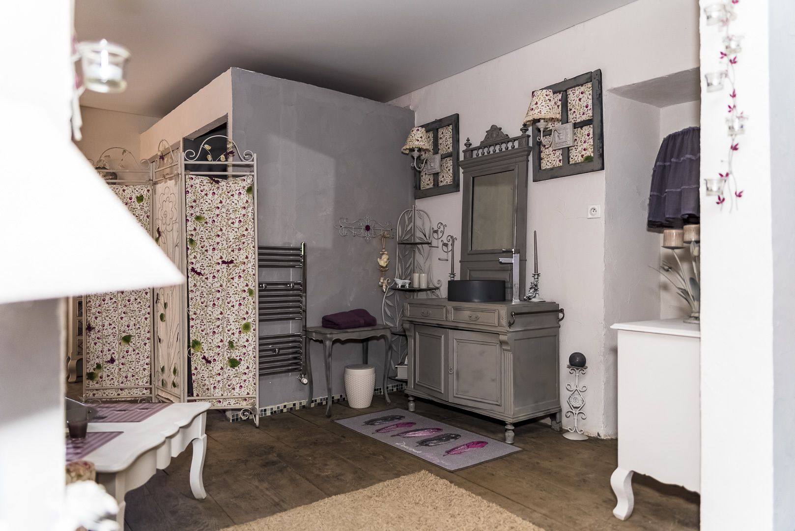 Une pièce de taille modeste, dotée d’une armoire intégrée, d’une coiffeuse avec miroir et d’une petite table.