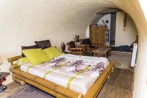 Tweepersoonskamer (Lotus) | Luxe beddengoed, een kluis op de kamer, individueel gedecoreerd