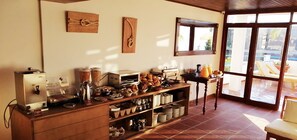 Petit déjeuner buffet (9 EUR par personne)
