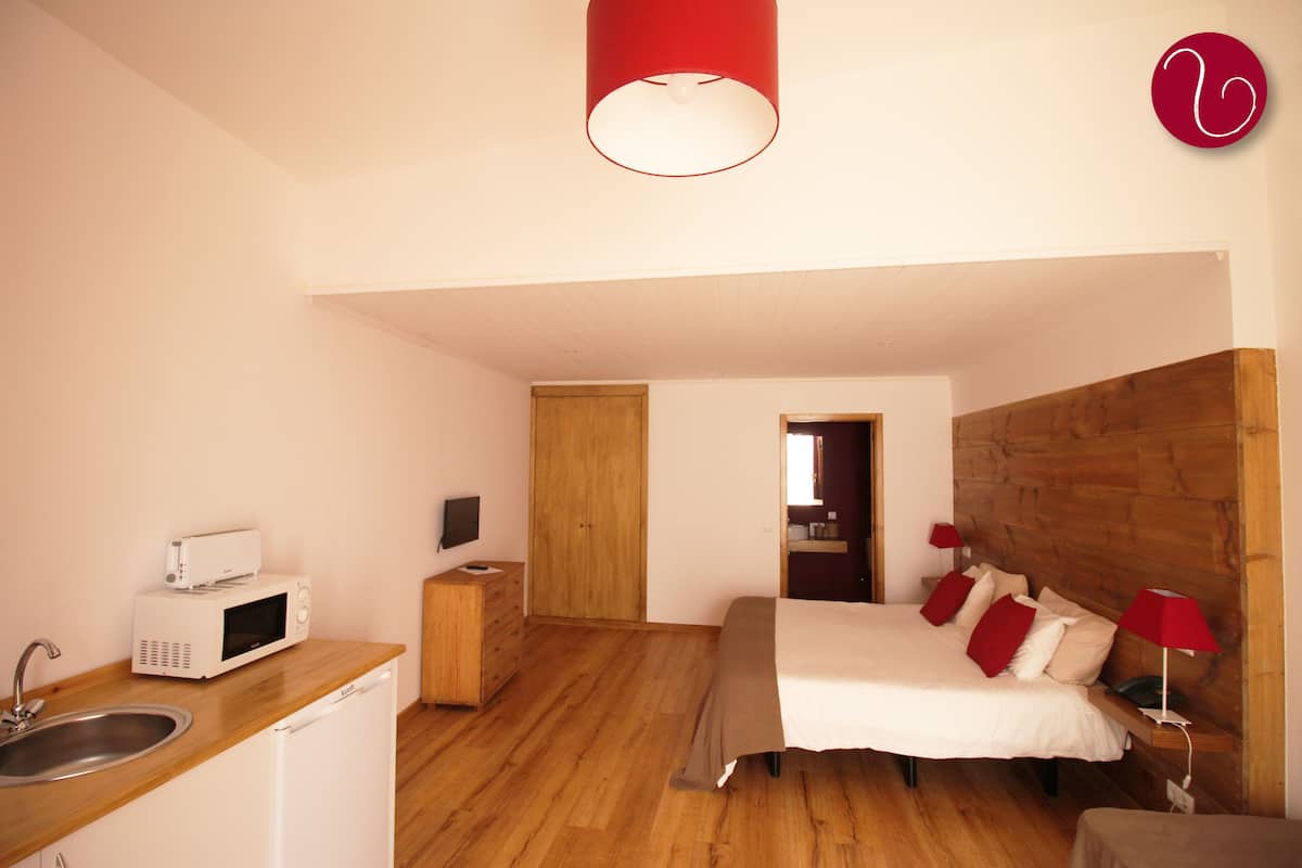 Family Studio | Blackout drapes, free WiFi, bed sheets