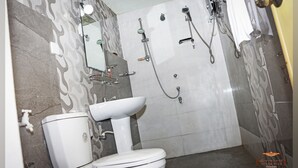 A bathroom with a toilet, sink, and shower. - Darshani Hikka Villa (Hikkaduwa)