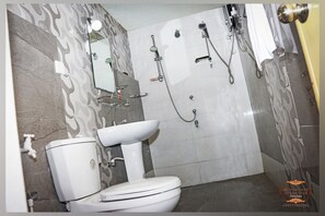 Economy-huone, tupakointi sallittu, vuoristonäköala | Kylpyhuone | Suihku, hiustenkuivaaja, pyyhkeet, sampoo