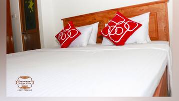 經濟客房, 吸煙房, 山景 | 高級寢具、房內夾萬、書桌、熨斗/熨衫板