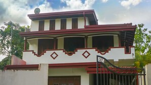 A two-story house with a car parked in front. - Darshani Hikka Villa (Hikkaduwa)