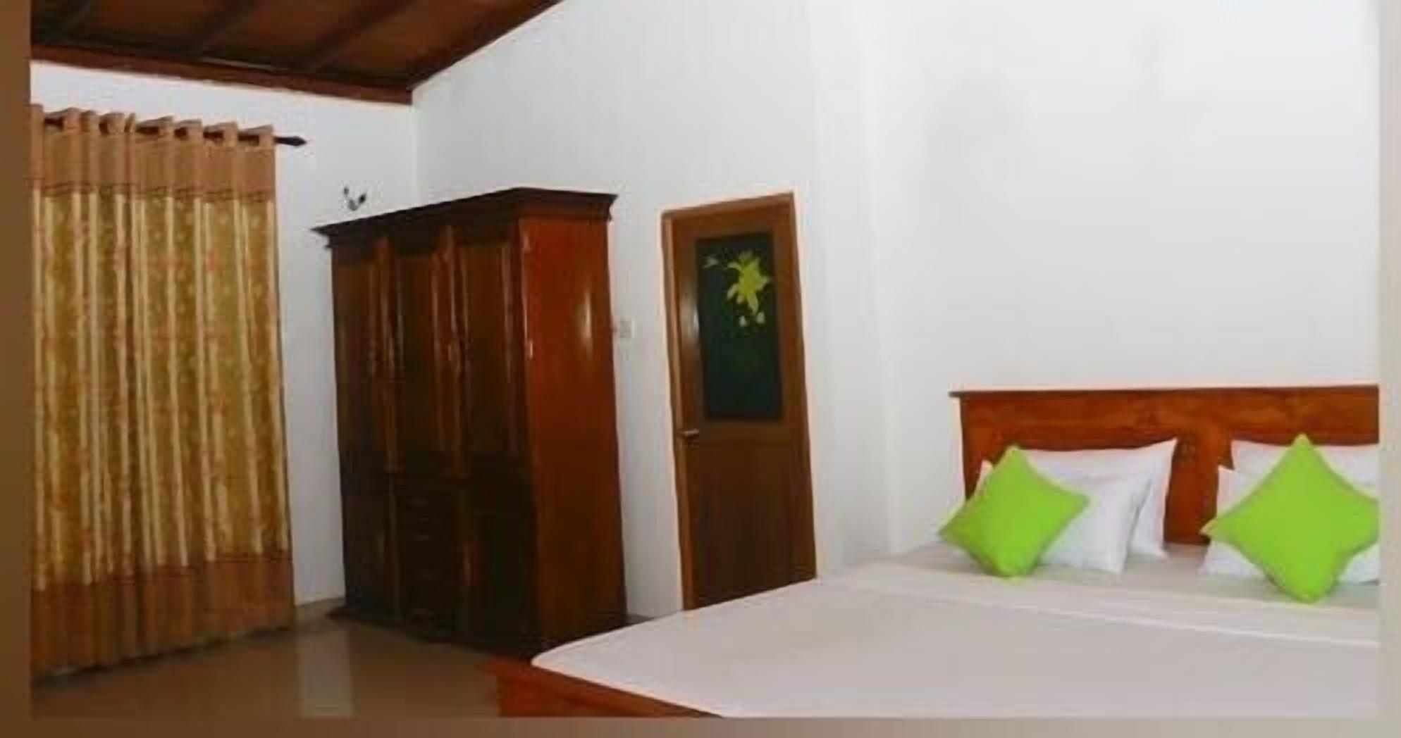 經濟客房, 吸煙房, 山景 | 高級寢具、房內夾萬、書桌、熨斗/熨衫板