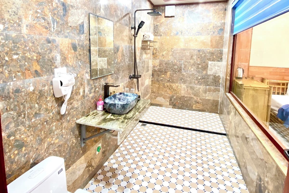 shower, free toiletries, hair dryer, slippers