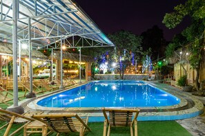 Vista frontal de la propiedad por la tarde o noche