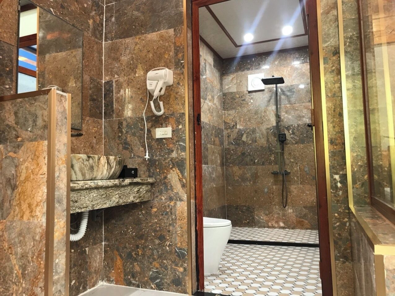 shower, free toiletries, hair dryer, slippers